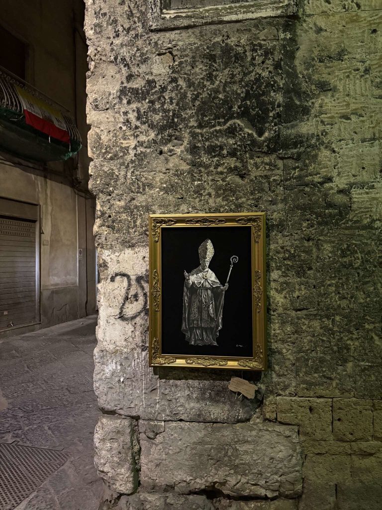 Nola, spunta un misterioso quadro dedicato a San Paolino: lopera incuriosisce cittadini e visitatori Nola, spunta un misterioso quadro dedicato a San Paolino: lopera incuriosisce cittadini e visitatori