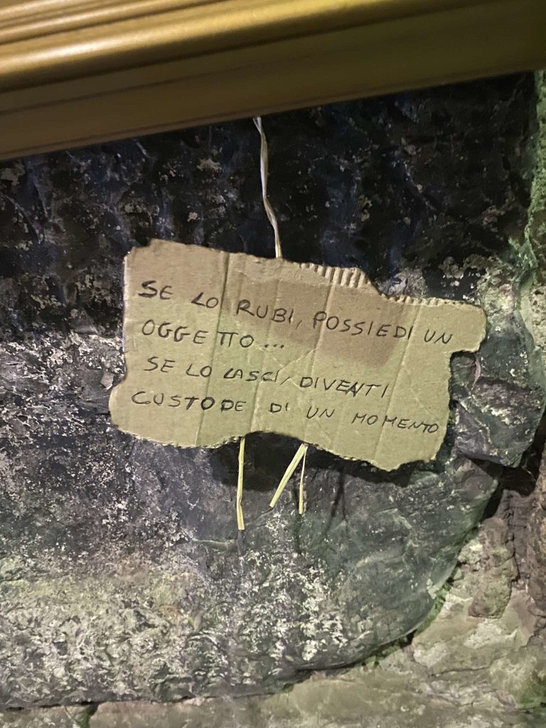 Nola, spunta un misterioso quadro dedicato a San Paolino: lopera incuriosisce cittadini e visitatori Nola, spunta un misterioso quadro dedicato a San Paolino: lopera incuriosisce cittadini e visitatori