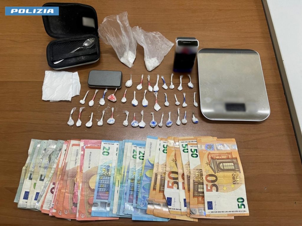 Casoria: sorpreso a cedere droga mentre è sottoposto agli arresti domiciliari. La Polizia di Stato trae in arresto un 47enne.