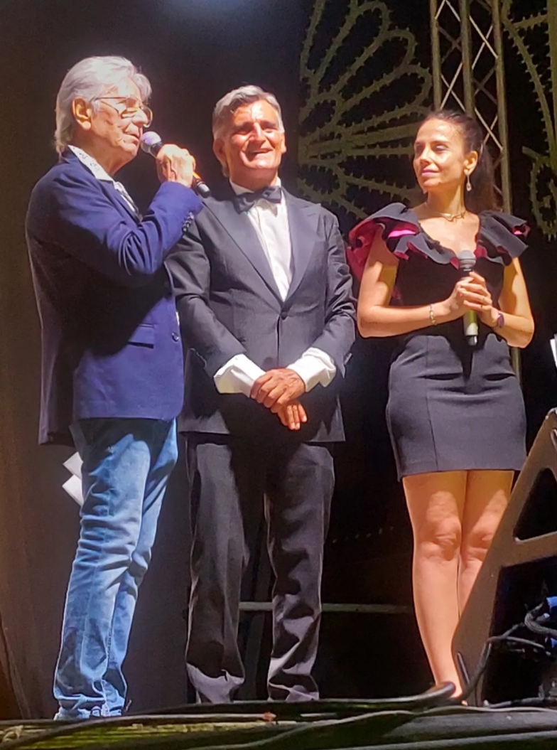 Visciano Summer Fashion – Trionfo di Eccellenze, Gioventù e Pubblico da Record nel Nome di Padre Arturo DOnofrio. Visciano Summer Fashion – Trionfo di Eccellenze, Gioventù e Pubblico da Record nel Nome di Padre Arturo DOnofrio.