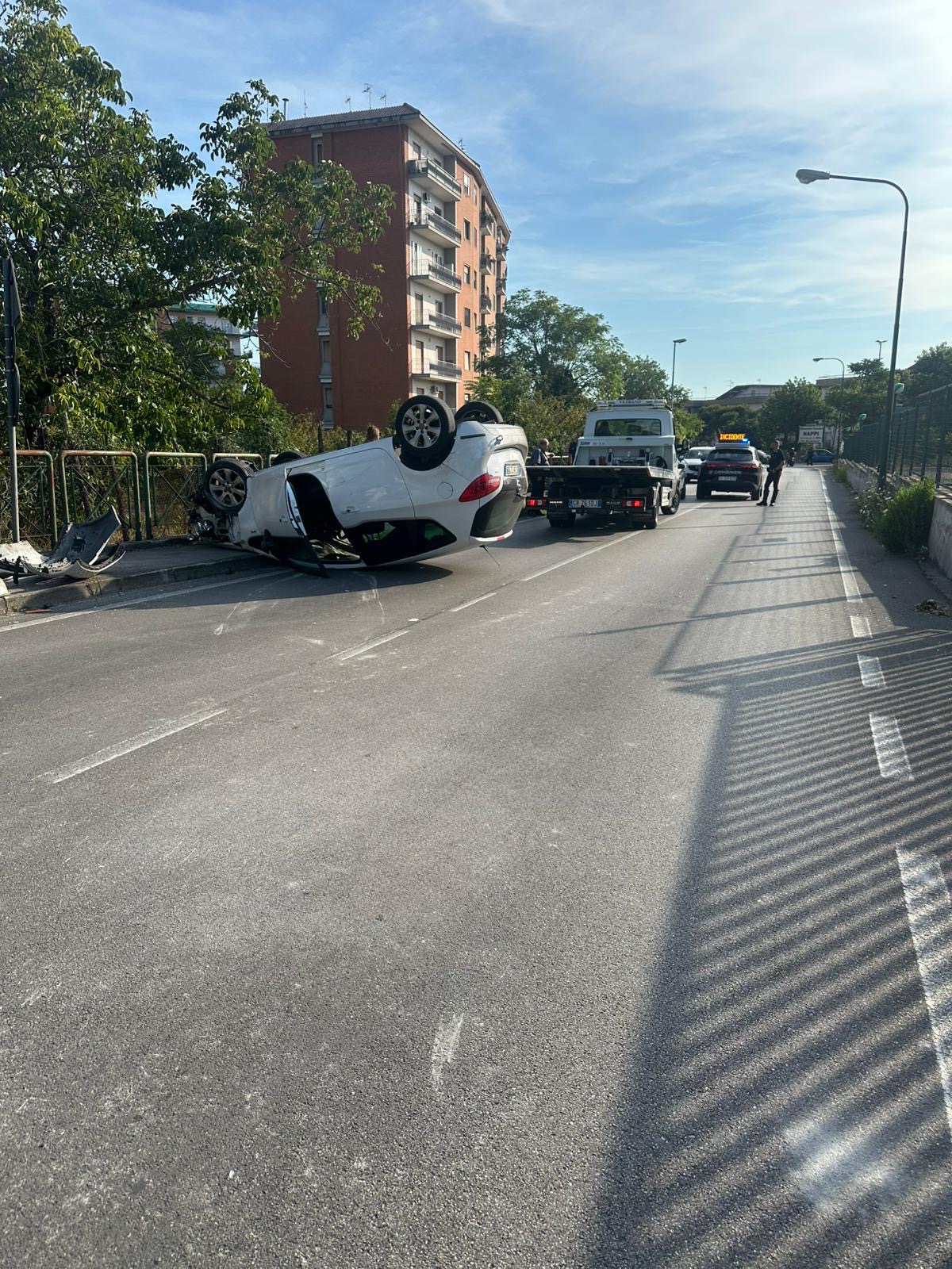 CASAMARCIANO. Auto si schianta contro un palo e si ribalta: traffico in tilt, conducente ferito CASAMARCIANO. Auto si schianta contro un palo e si ribalta: traffico in tilt, conducente ferito