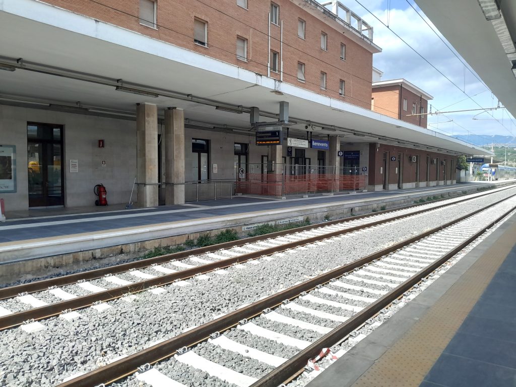 Stazione ferroviaria di Benevento, disagi per i viaggiatori per lavori in corso d’opera.