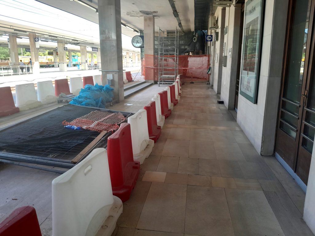 Stazione ferroviaria di Benevento, disagi per i viaggiatori per lavori in corso d’opera.