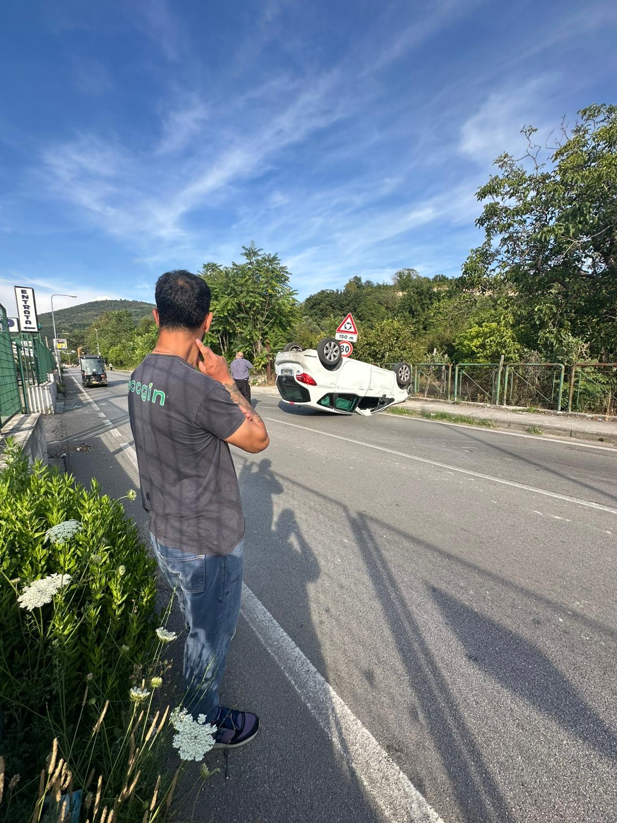 CASAMARCIANO. Auto si schianta contro un palo e si ribalta: traffico in tilt, conducente ferito CASAMARCIANO. Auto si schianta contro un palo e si ribalta: traffico in tilt, conducente ferito
