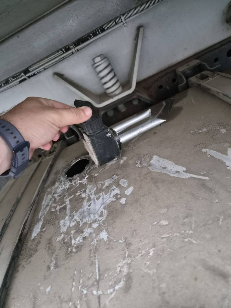 Avella, furto di gasolio nel parcheggio del Km 58: colpiti i mezzi della Cooperativa Sociale Ecovigilantes Onlus e altri veicoli in sosta Avella, furto di gasolio nel parcheggio del Km 58: colpiti i mezzi della Cooperativa Sociale Ecovigilantes Onlus e altri veicoli in sosta