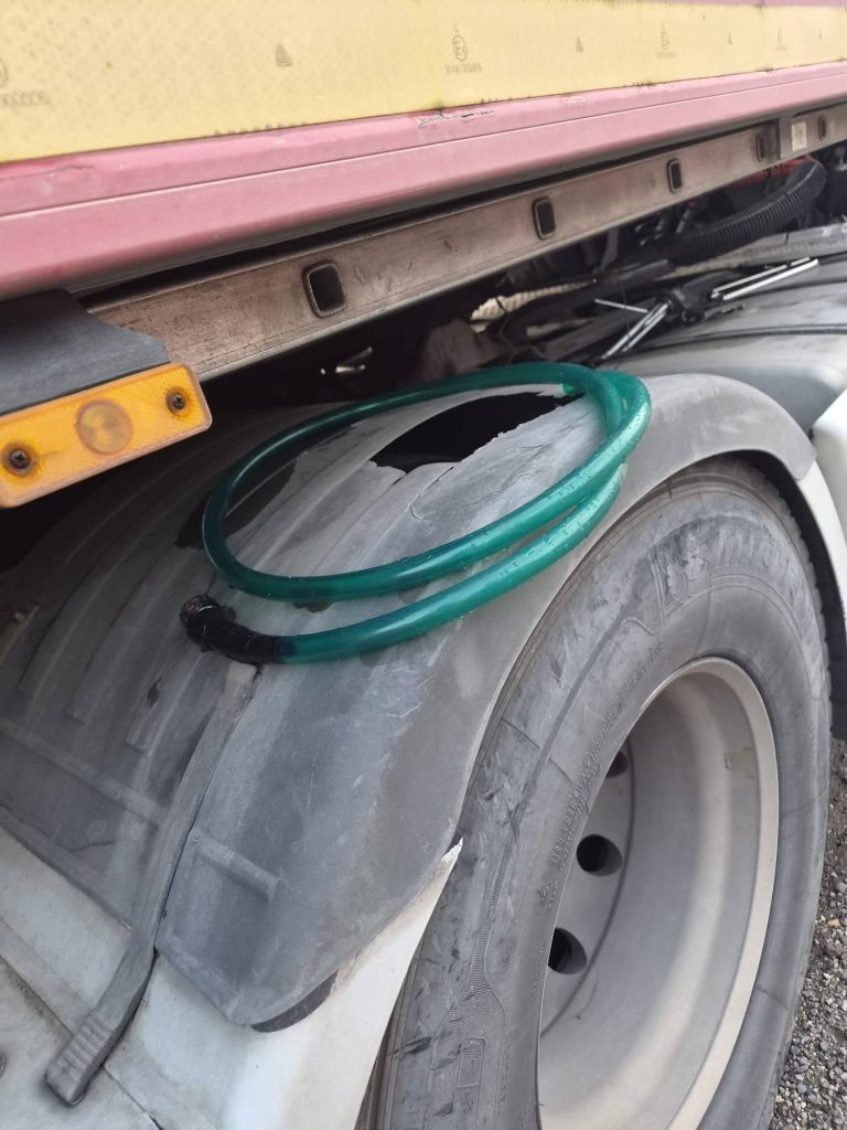 Avella, furto di gasolio nel parcheggio del Km 58: colpiti i mezzi della Cooperativa Sociale Ecovigilantes Onlus e altri veicoli in sosta Avella, furto di gasolio nel parcheggio del Km 58: colpiti i mezzi della Cooperativa Sociale Ecovigilantes Onlus e altri veicoli in sosta