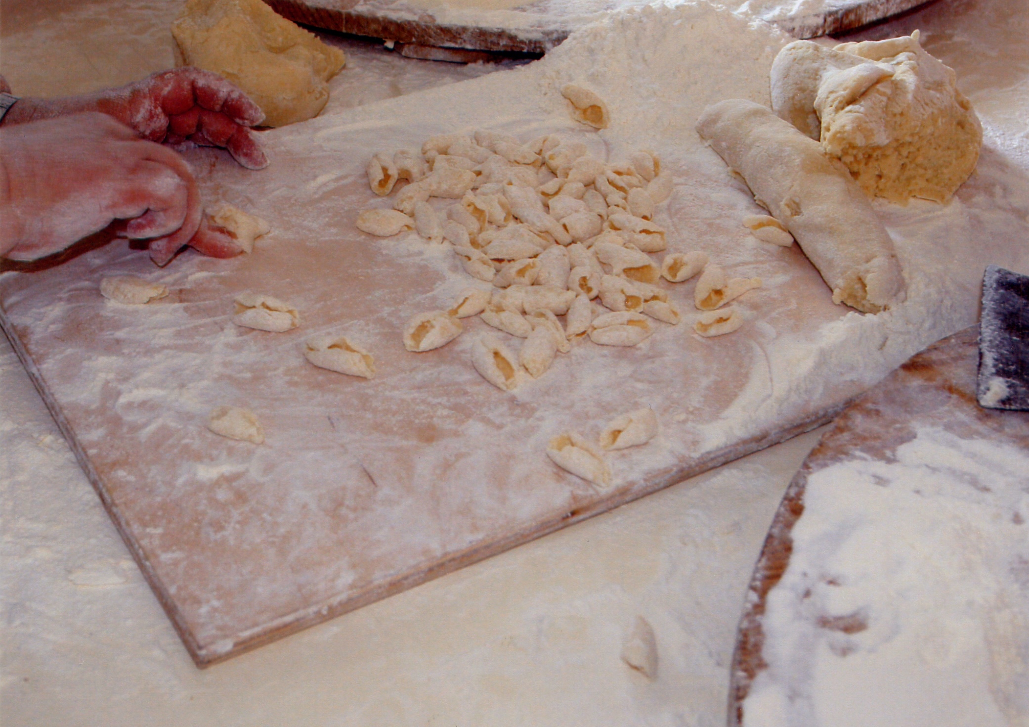 Cimitile celebra la 38ª Sagra degli Gnocchi Cimitilesi, da quest’anno fregiata del titolo di “Sagra di Qualità”. Il sapore della storia si fa “Qualità”. Cimitile celebra la 38ª Sagra degli Gnocchi Cimitilesi, da quest’anno fregiata del titolo di “Sagra di Qualità”. Il sapore della storia si fa “Qualità”.
