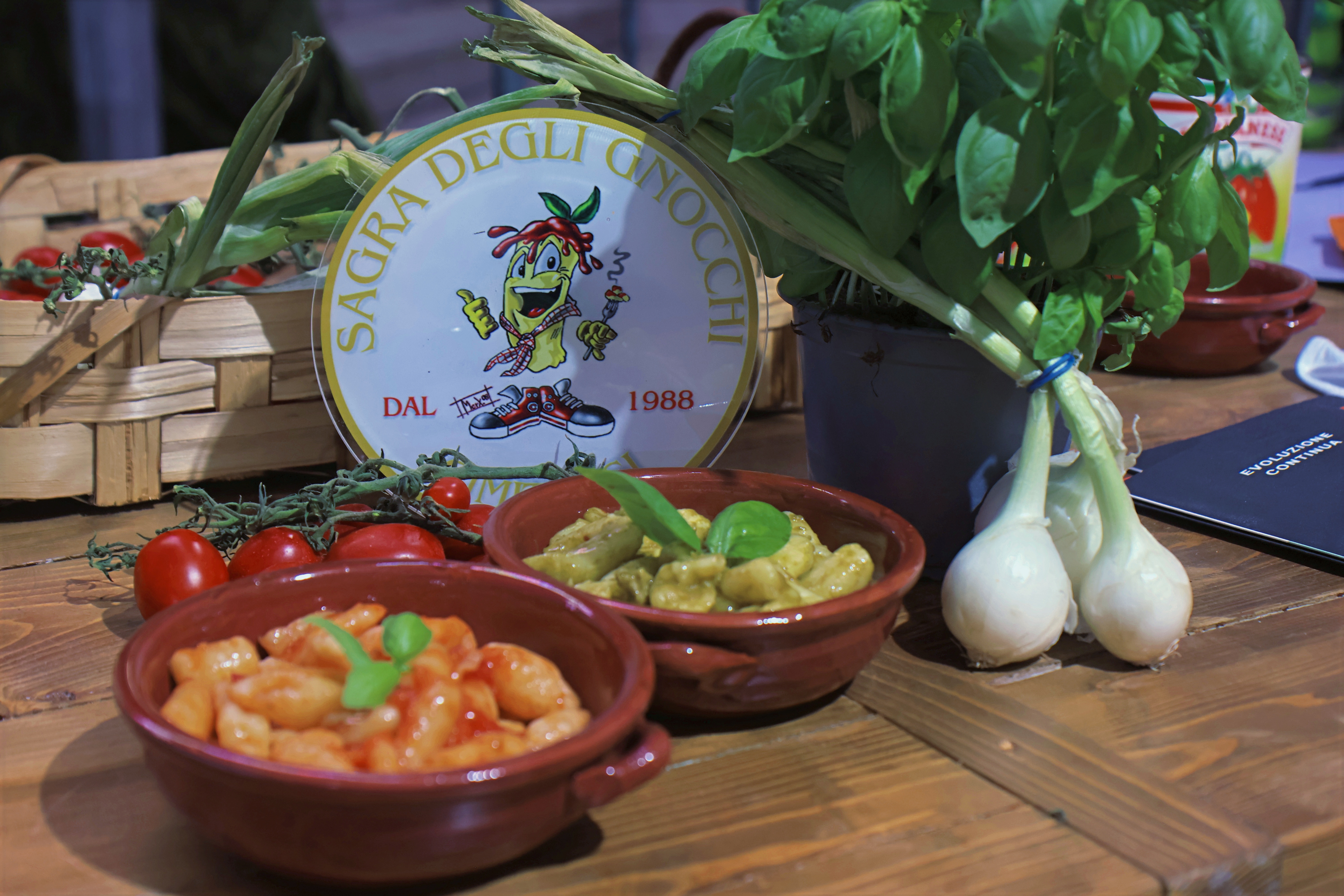 Cimitile celebra la 38ª Sagra degli Gnocchi Cimitilesi, da quest’anno fregiata del titolo di “Sagra di Qualità”. Il sapore della storia si fa “Qualità”. Cimitile celebra la 38ª Sagra degli Gnocchi Cimitilesi, da quest’anno fregiata del titolo di “Sagra di Qualità”. Il sapore della storia si fa “Qualità”.
