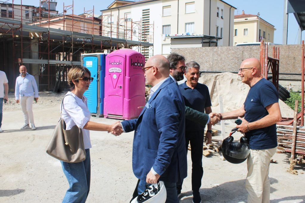 AVELLINO. Edilizia scolastica, sopralluogo al Campus della “Dante Alighieri” L’amministrazione conferma l’impegno per il completamento dell’opera AVELLINO. Edilizia scolastica, sopralluogo al Campus della “Dante Alighieri” L’amministrazione conferma l’impegno per il completamento dell’opera