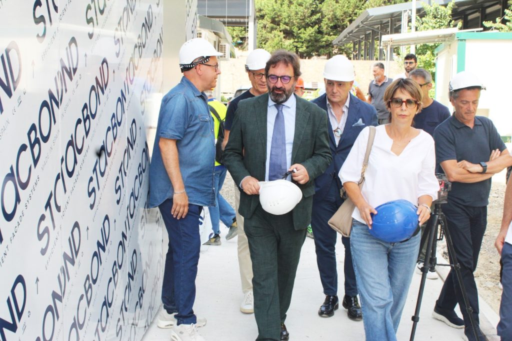 AVELLINO. Edilizia scolastica, sopralluogo al Campus della “Dante Alighieri” L’amministrazione conferma l’impegno per il completamento dell’opera AVELLINO. Edilizia scolastica, sopralluogo al Campus della “Dante Alighieri” L’amministrazione conferma l’impegno per il completamento dell’opera