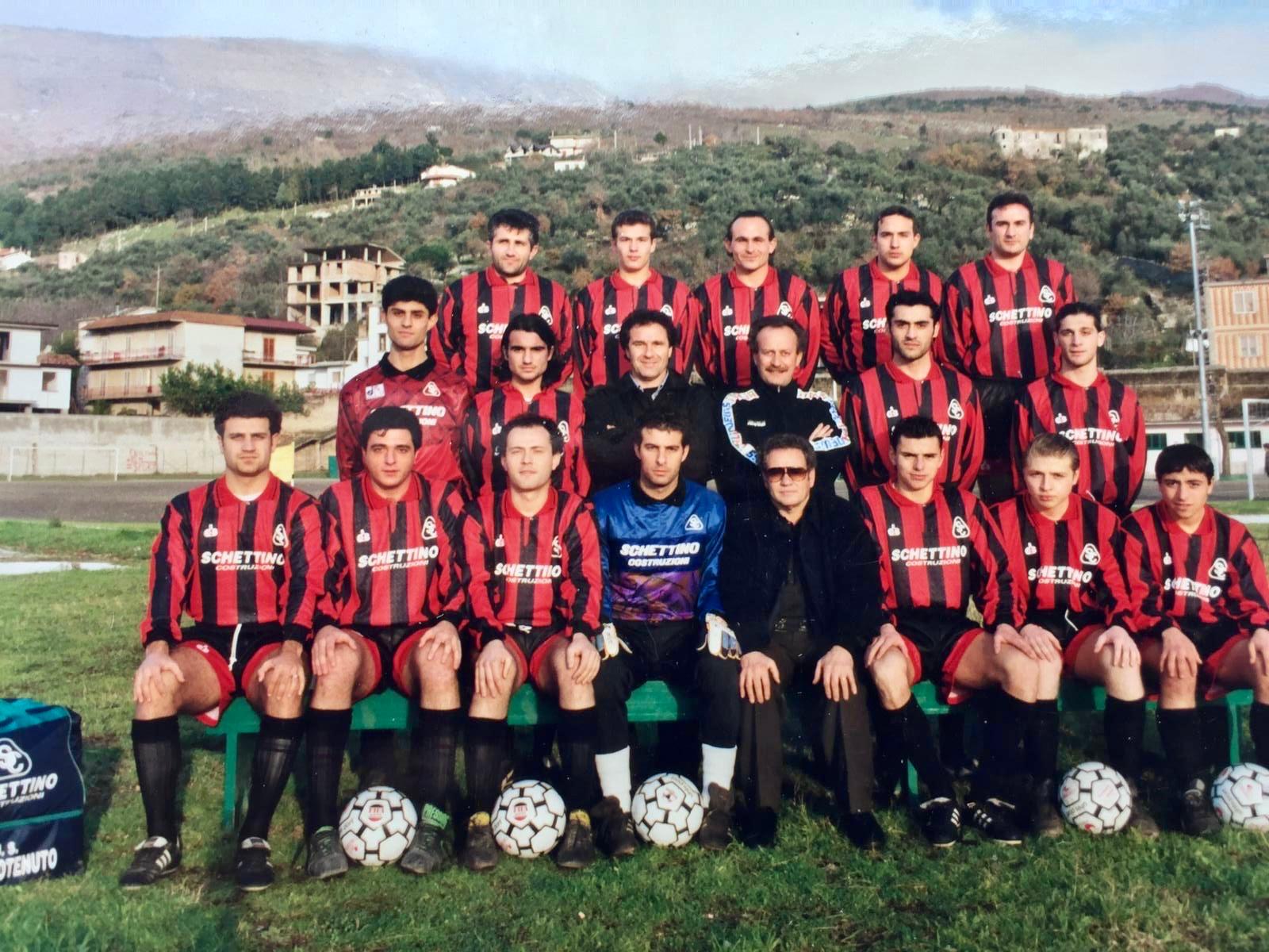 Palloni di cuoio e calciatori di una volta ; Ventesima puntata – Pasquale Vasta, il capitano che fece del Carotenuto una seconda pelle (Foto) Palloni di cuoio e calciatori di una volta ; Ventesima puntata – Pasquale Vasta, il capitano che fece del Carotenuto una seconda pelle (Foto)