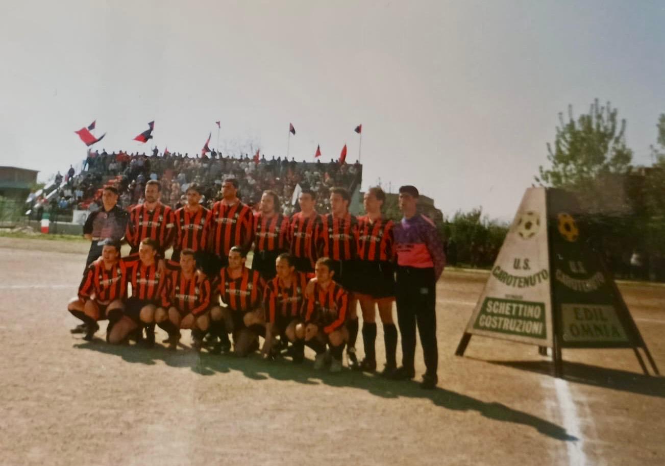 Palloni di cuoio e calciatori di una volta ; Ventesima puntata – Pasquale Vasta, il capitano che fece del Carotenuto una seconda pelle (Foto) Palloni di cuoio e calciatori di una volta ; Ventesima puntata – Pasquale Vasta, il capitano che fece del Carotenuto una seconda pelle (Foto)