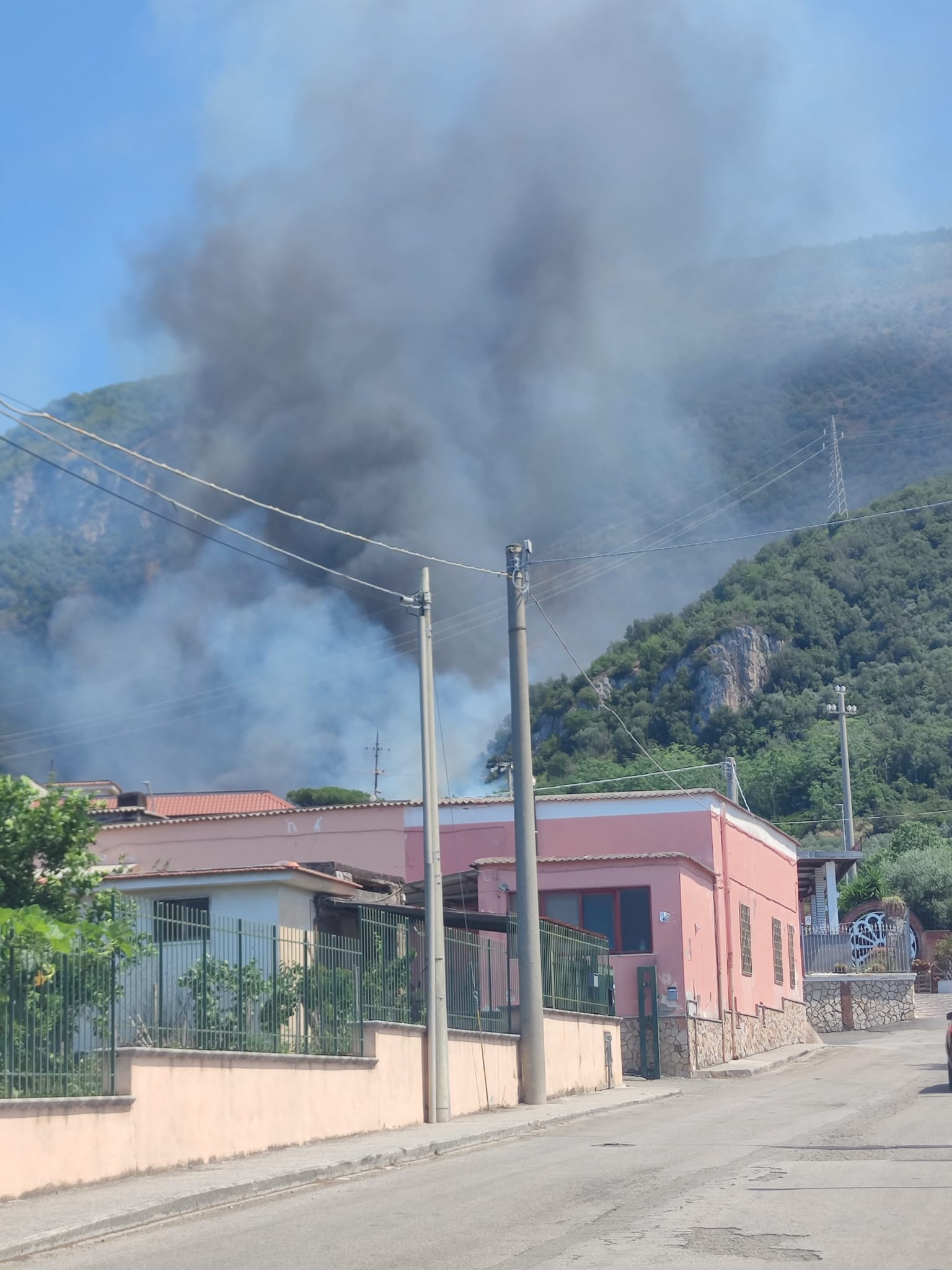 Sarno, vasto incendio in unarea boschiva: densa colonna di fumo nero, timori per la presenza di rifiuti Sarno, vasto incendio in unarea boschiva: densa colonna di fumo nero, timori per la presenza di rifiuti