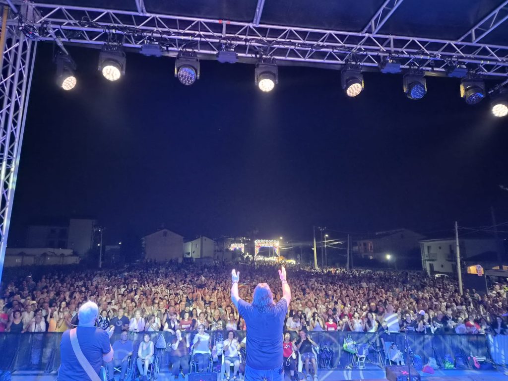 GROTTAMINARDA CANTA CON I NOMADI: UNA SERATA DA RICORDARE GROTTAMINARDA CANTA CON I NOMADI: UNA SERATA DA RICORDARE