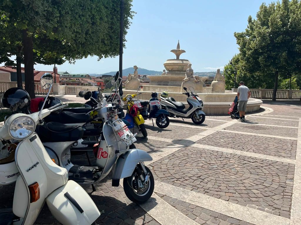 GROTTAMINARDA. Irpinia in Vespa Show, successo a Grottaminarda: oltre 200 mezzi e vespisti da nove regioni dItalia GROTTAMINARDA. Irpinia in Vespa Show, successo a Grottaminarda: oltre 200 mezzi e vespisti da nove regioni dItalia