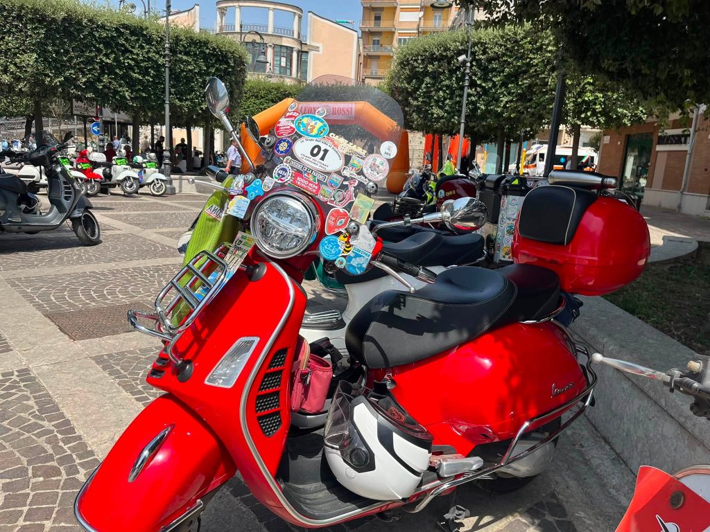 GROTTAMINARDA. Irpinia in Vespa Show, successo a Grottaminarda: oltre 200 mezzi e vespisti da nove regioni dItalia GROTTAMINARDA. Irpinia in Vespa Show, successo a Grottaminarda: oltre 200 mezzi e vespisti da nove regioni dItalia