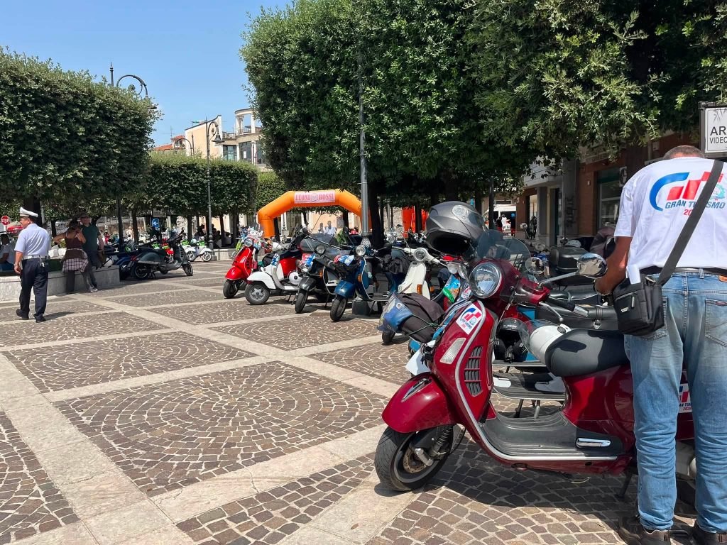 GROTTAMINARDA. Irpinia in Vespa Show, successo a Grottaminarda: oltre 200 mezzi e vespisti da nove regioni dItalia GROTTAMINARDA. Irpinia in Vespa Show, successo a Grottaminarda: oltre 200 mezzi e vespisti da nove regioni dItalia