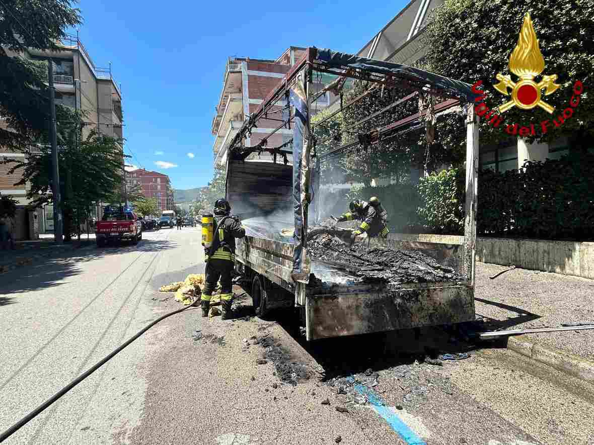 Avellino, autocarro in fiamme in via Roma: tempestivo intervento dei Vigili del Fuoco Avellino, autocarro in fiamme in via Roma: tempestivo intervento dei Vigili del Fuoco