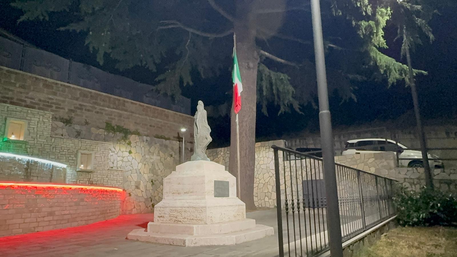 Quadrelle, nuovo look per Piazza Vittoria: la fontana si veste di tricolore e illumina il ricordo dei Caduti Quadrelle, nuovo look per Piazza Vittoria: la fontana si veste di tricolore e illumina il ricordo dei Caduti
