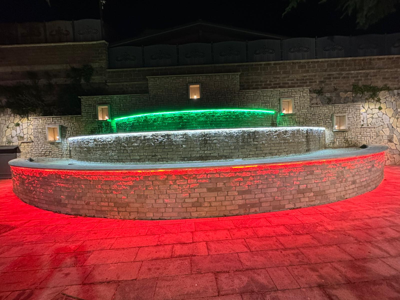 Quadrelle, nuovo look per Piazza Vittoria: la fontana si veste di tricolore e illumina il ricordo dei Caduti Quadrelle, nuovo look per Piazza Vittoria: la fontana si veste di tricolore e illumina il ricordo dei Caduti