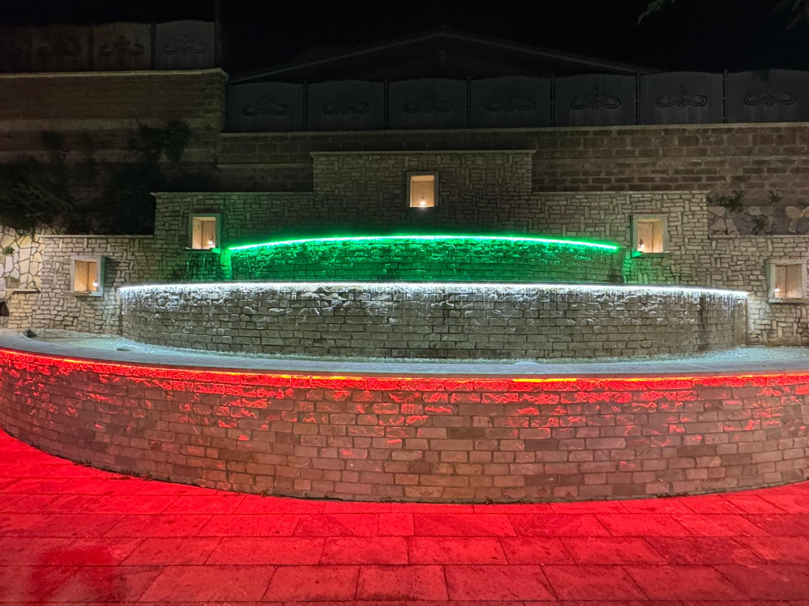 Quadrelle, nuovo look per Piazza Vittoria: la fontana si veste di tricolore e illumina il ricordo dei Caduti Quadrelle, nuovo look per Piazza Vittoria: la fontana si veste di tricolore e illumina il ricordo dei Caduti