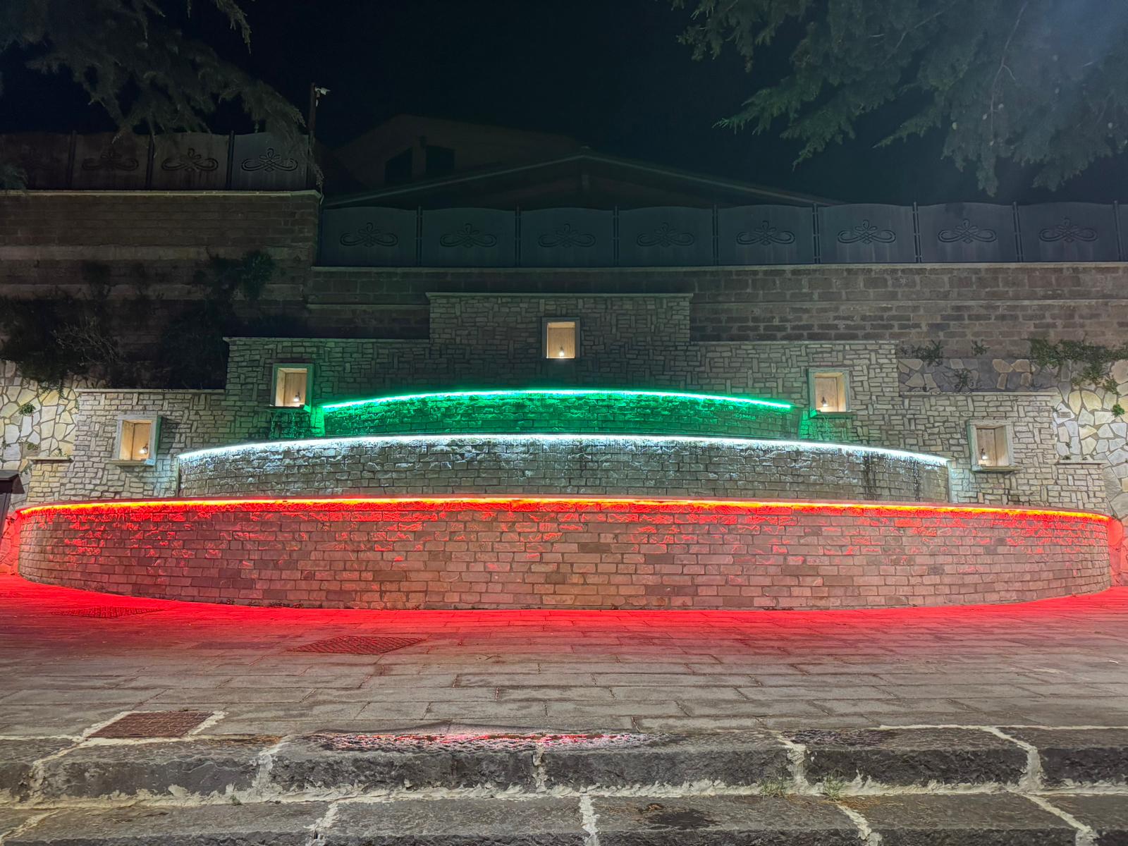 Quadrelle, nuovo look per Piazza Vittoria: la fontana si veste di tricolore e illumina il ricordo dei Caduti Quadrelle, nuovo look per Piazza Vittoria: la fontana si veste di tricolore e illumina il ricordo dei Caduti