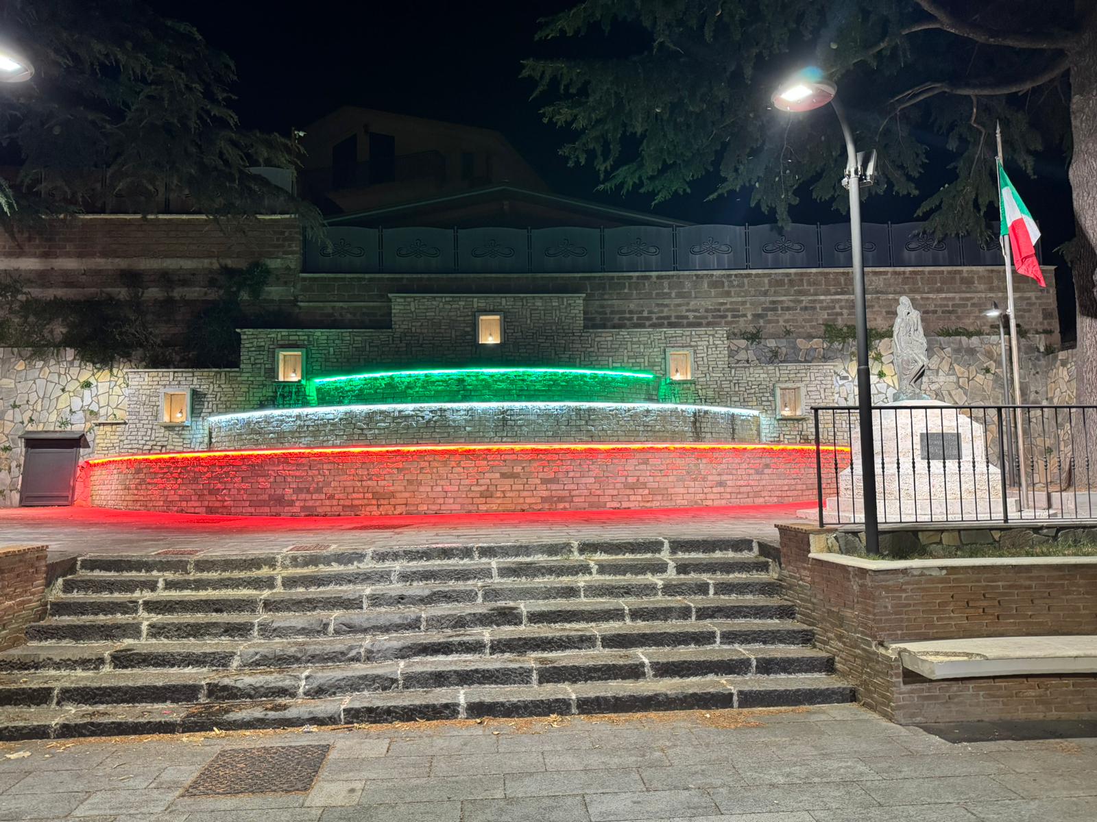 Quadrelle, nuovo look per Piazza Vittoria: la fontana si veste di tricolore e illumina il ricordo dei Caduti Quadrelle, nuovo look per Piazza Vittoria: la fontana si veste di tricolore e illumina il ricordo dei Caduti