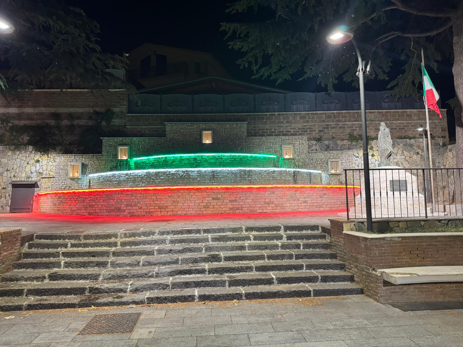 Quadrelle, nuovo look per Piazza Vittoria: la fontana si veste di tricolore e illumina il ricordo dei Caduti Quadrelle, nuovo look per Piazza Vittoria: la fontana si veste di tricolore e illumina il ricordo dei Caduti