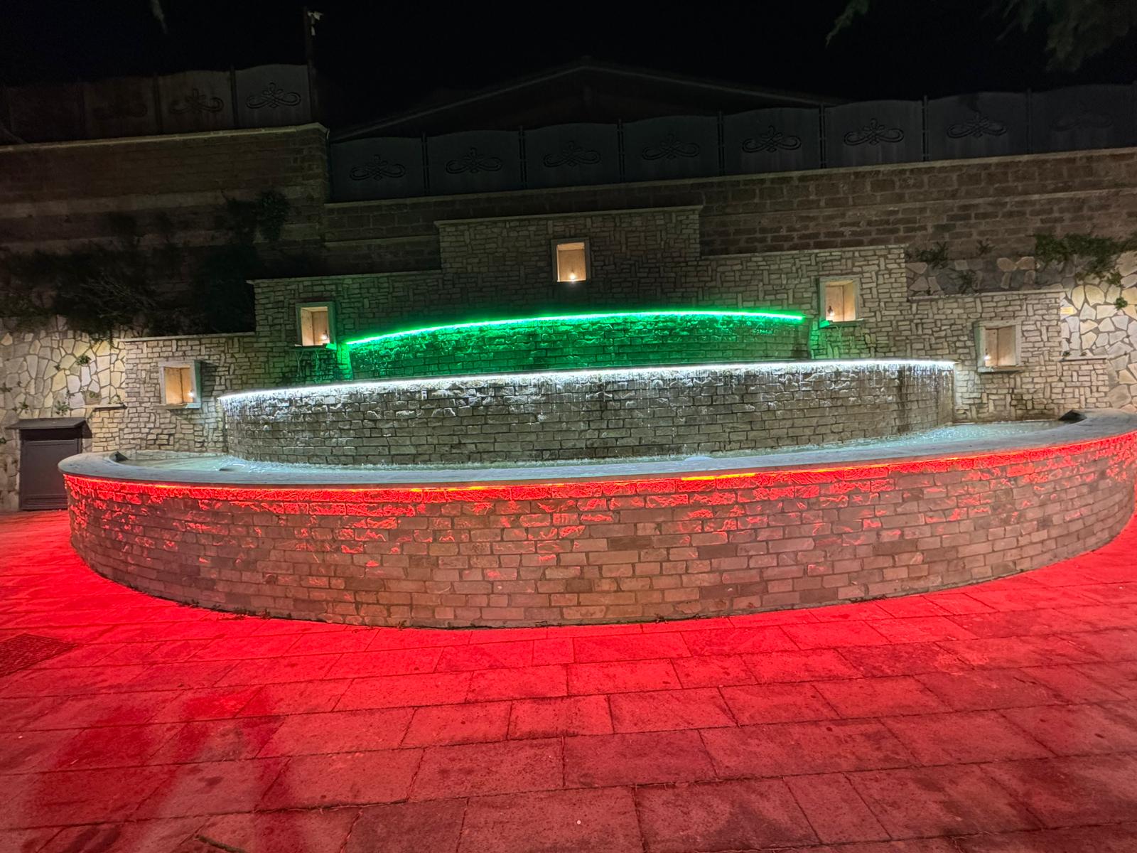 Quadrelle, nuovo look per Piazza Vittoria: la fontana si veste di tricolore e illumina il ricordo dei Caduti Quadrelle, nuovo look per Piazza Vittoria: la fontana si veste di tricolore e illumina il ricordo dei Caduti