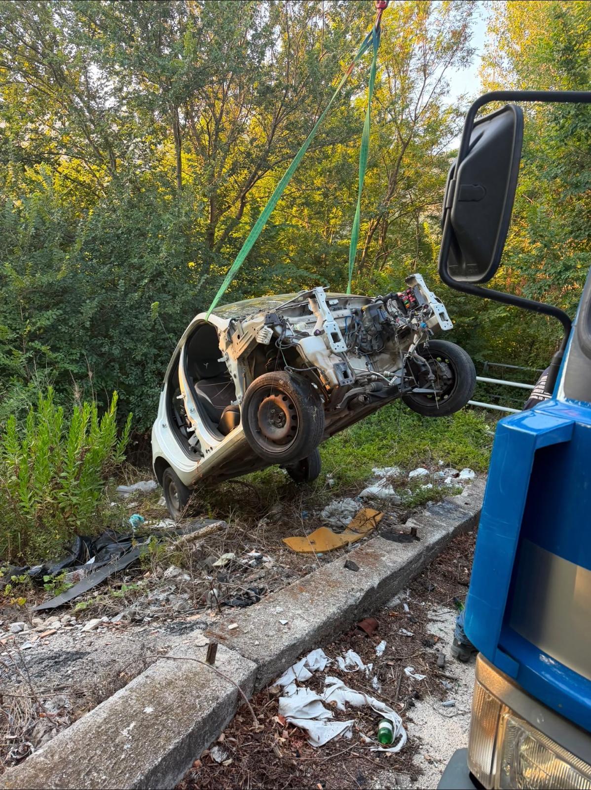 Sarno, auto cannibalizzata ritrovata in un dirupo durante un controllo della Guardia Agroforestale Italiana Sarno, auto cannibalizzata ritrovata in un dirupo durante un controllo della Guardia Agroforestale Italiana