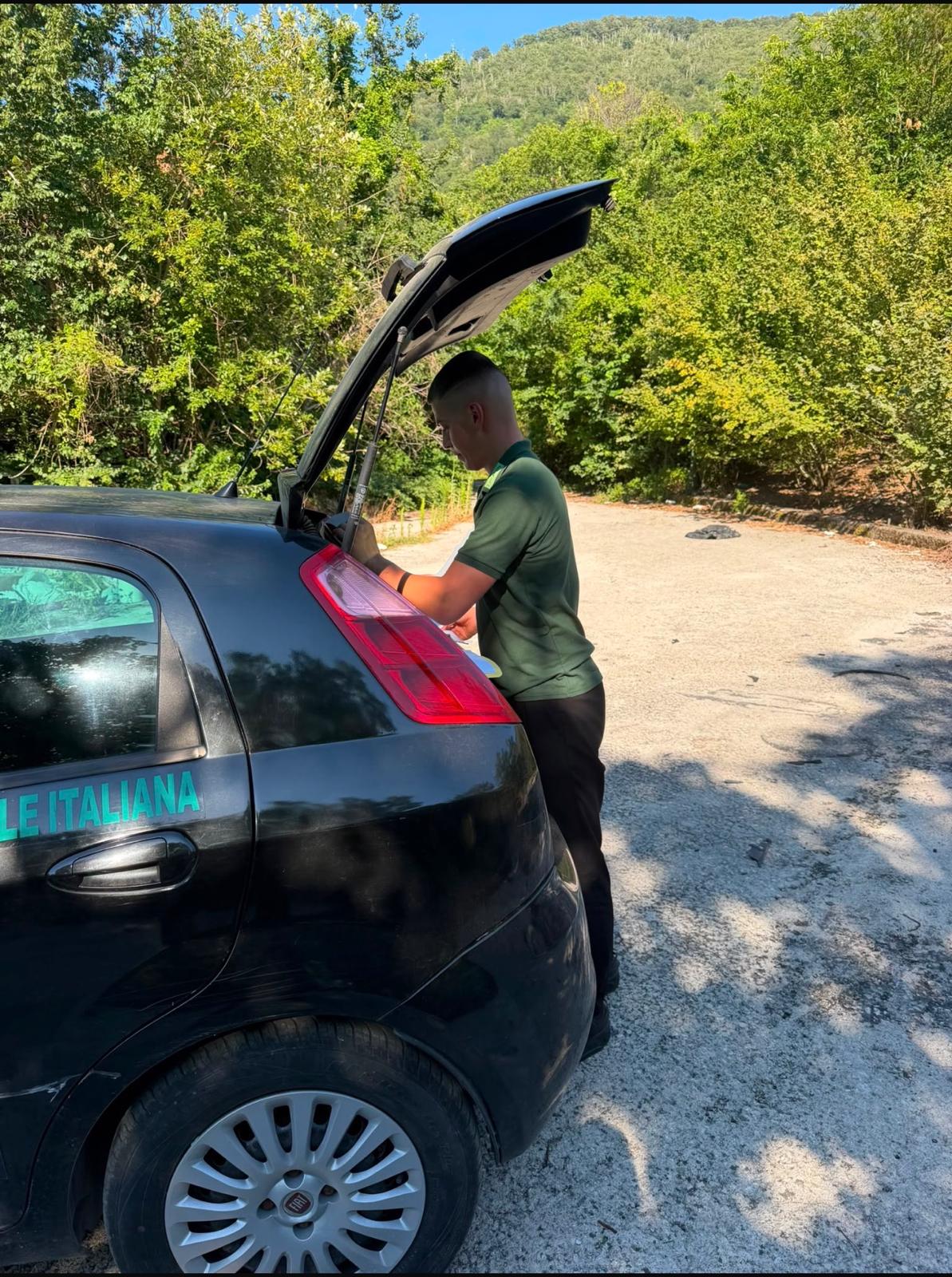 Sarno, auto cannibalizzata ritrovata in un dirupo durante un controllo della Guardia Agroforestale Italiana Sarno, auto cannibalizzata ritrovata in un dirupo durante un controllo della Guardia Agroforestale Italiana