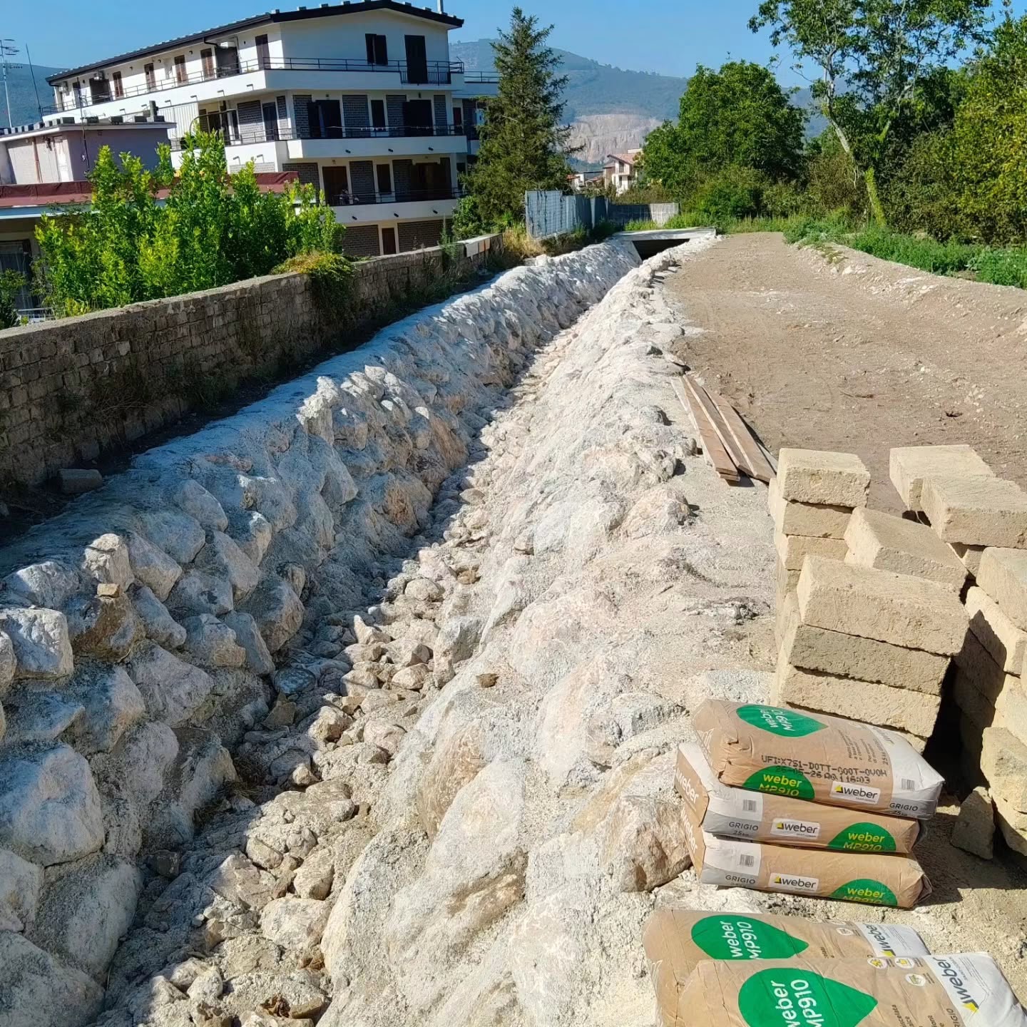 Baiano, sopralluogo al cantiere di Fontana del Lago: proseguono i lavori per la messa in sicurezza del quartiere di via Luigi Napolitano Baiano, sopralluogo al cantiere di Fontana del Lago: proseguono i lavori per la messa in sicurezza del quartiere di via Luigi Napolitano