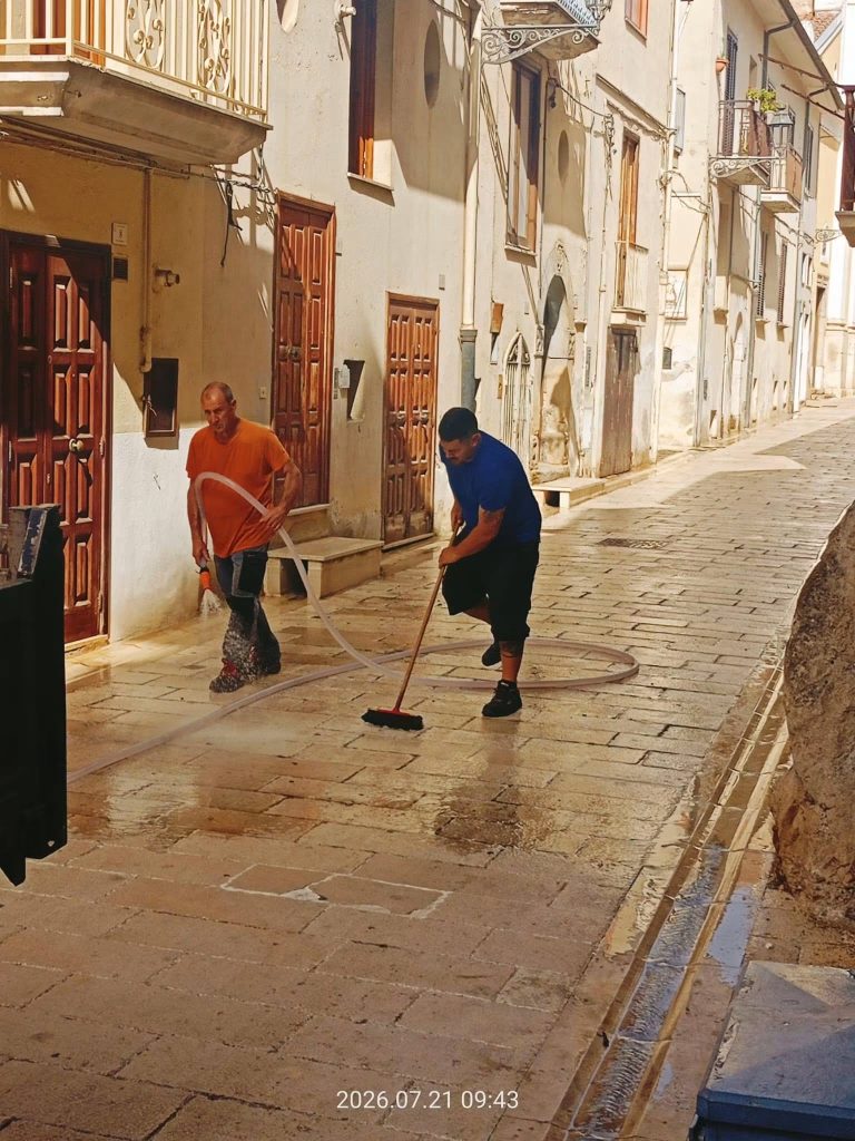 Altavilla Irpina, al via il lavaggio straordinario delle strade del centro storico: «Più decoro e cura degli spazi pubblici»