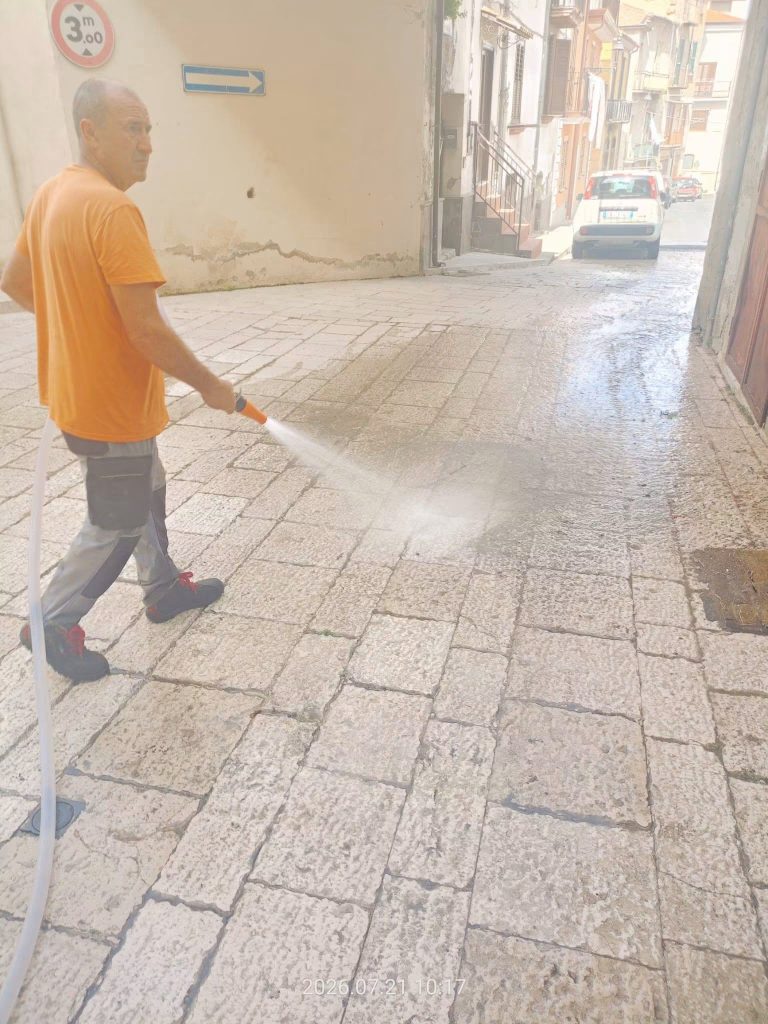 Altavilla Irpina, al via il lavaggio straordinario delle strade del centro storico: «Più decoro e cura degli spazi pubblici»