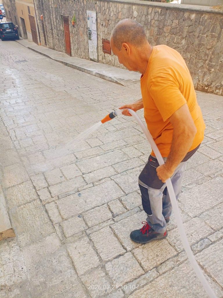 Altavilla Irpina, al via il lavaggio straordinario delle strade del centro storico: «Più decoro e cura degli spazi pubblici»