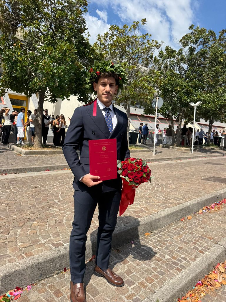 AVELLA. Congratulazioni al dott. Luigi Rega per la Laurea in Economia e Commercio AVELLA. Congratulazioni al dott. Luigi Rega per la Laurea in Economia e Commercio