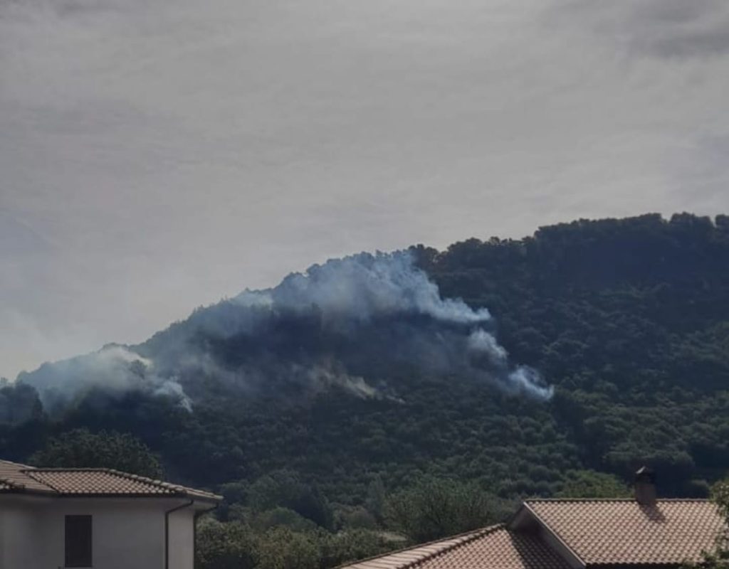 Forino (AV): Collina San Nicola un dramma di fuoco che va avanti da ormai sette giorni