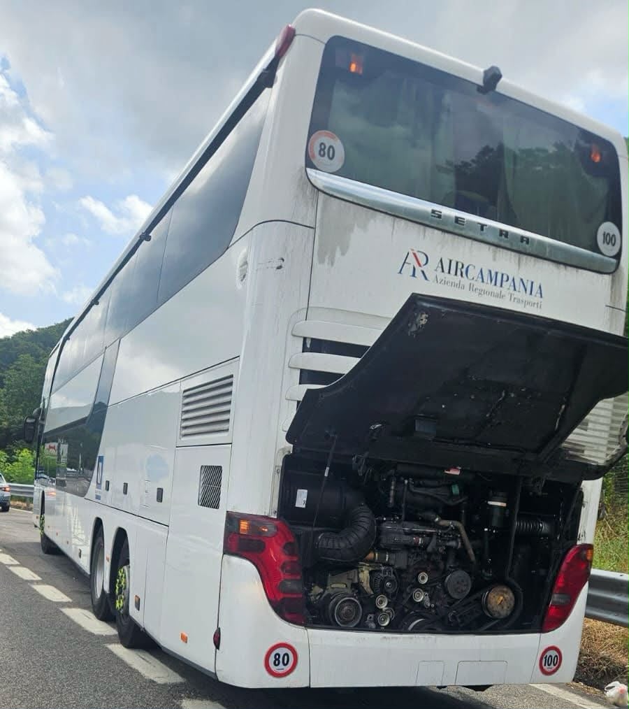 Bus Air Campania in avaria sull’A16: disagi per i passeggeri nei pressi di Monteforte Irpino Bus Air Campania in avaria sull’A16: disagi per i passeggeri nei pressi di Monteforte Irpino