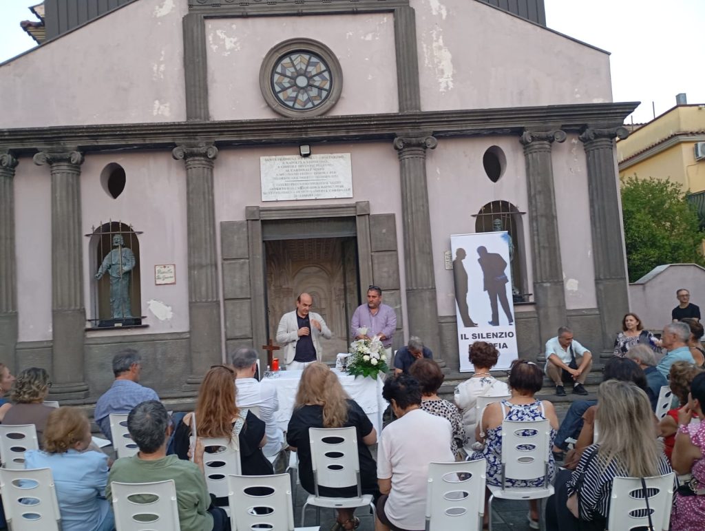Mugnano del Cardinale ricorda Paolo Borsellino: La cultura è l’arma contro le mafie. Una piazza piena, una comunità unita. Mugnano del Cardinale ricorda Paolo Borsellino: La cultura è l’arma contro le mafie. Una piazza piena, una comunità unita.