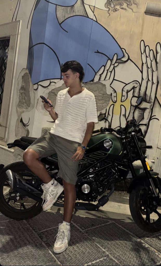 Avella festeggia Stefano Russo: 18 anni tra emozioni, famiglia e nuovi sogni Avella festeggia Stefano Russo: 18 anni tra emozioni, famiglia e nuovi sogni