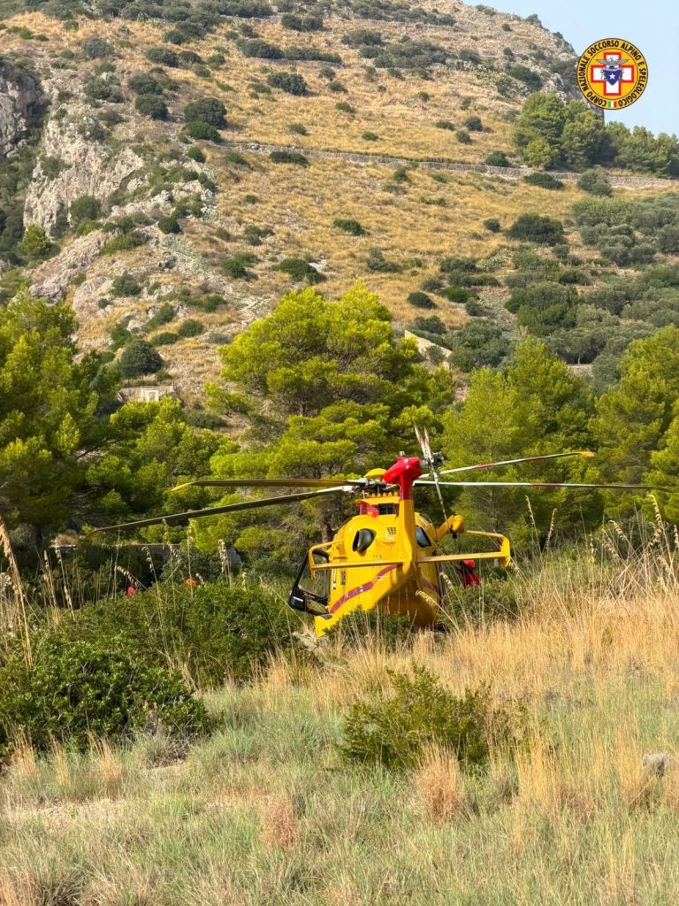 Tuffo alla Baia di Ieranto, giovane perde conoscenza dopo l’impatto in mare: salvato dal Soccorso Alpino