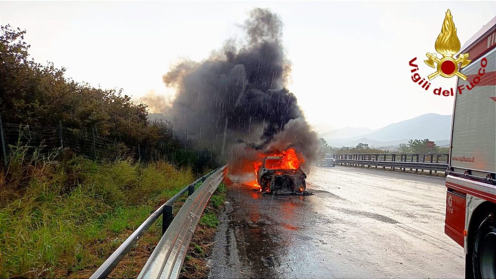 Auto in fiamme sull’A16 a Baiano: intervento dei Vigili del Fuoco, nessun ferito