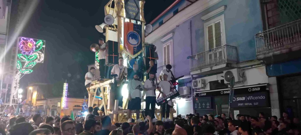 Brusciano, la Festa dei Gigli entra nel vivo: i sette obelischi raggiungono i loro “N’Puosto”