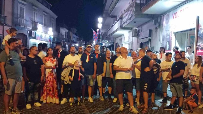 2. Sguardi sullo Striscione Giglio Calzolaio Nola 2027 con Paranza Volontari 1978-Brusciano 30.7.2026