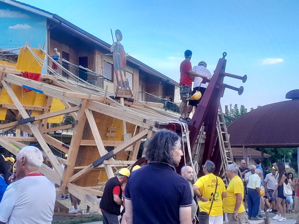 Flumeri, ieri 8 agosto ’26 l’alzata del nuovo “Giglio“ di grano.