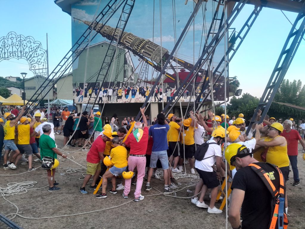 Flumeri, ieri 8 agosto ’26 l’alzata del nuovo “Giglio“ di grano.