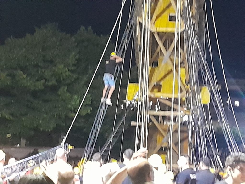 Flumeri, ieri 8 agosto ’26 l’alzata del nuovo “Giglio“ di grano.