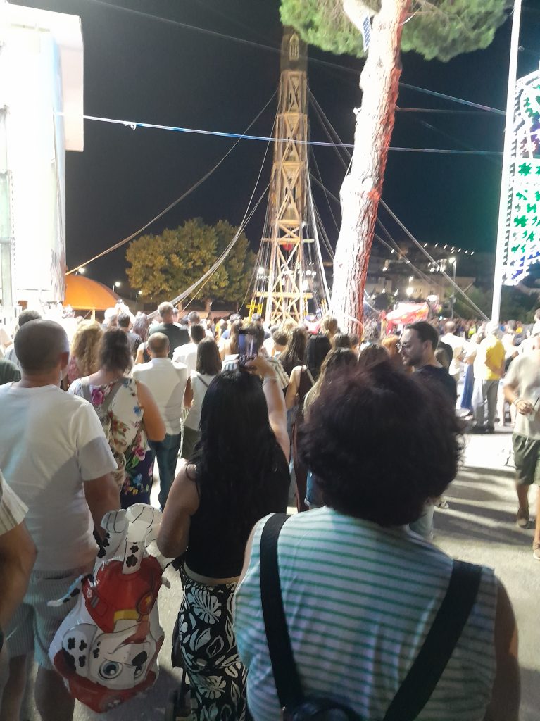 Flumeri, ieri 8 agosto ’26 l’alzata del nuovo “Giglio“ di grano.