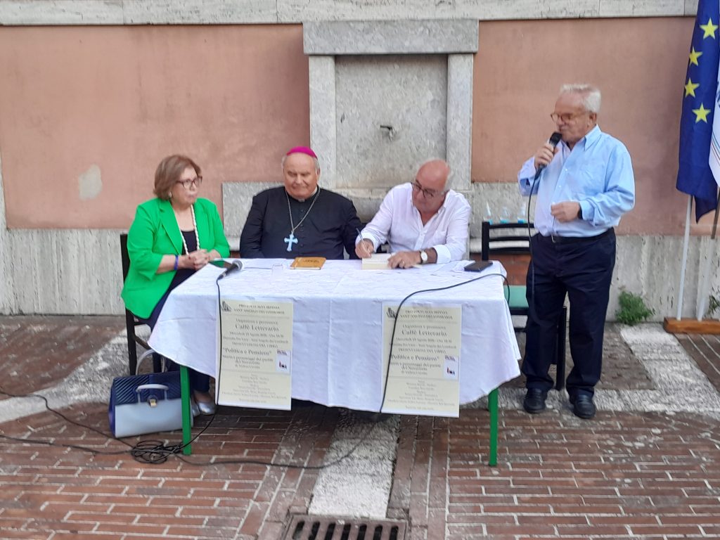 Caffè letterario, a Sant’Angelo dei Lombardi per la promozione del libro “ Politica e Pensiero “ di Andrea Covotta. Caffè letterario, a Sant’Angelo dei Lombardi per la promozione del libro “ Politica e Pensiero “ di Andrea Covotta.