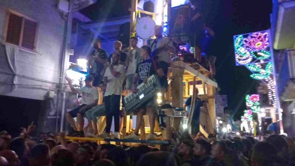 Brusciano, la Festa dei Gigli entra nel vivo: i sette obelischi raggiungono i loro “N’Puosto”